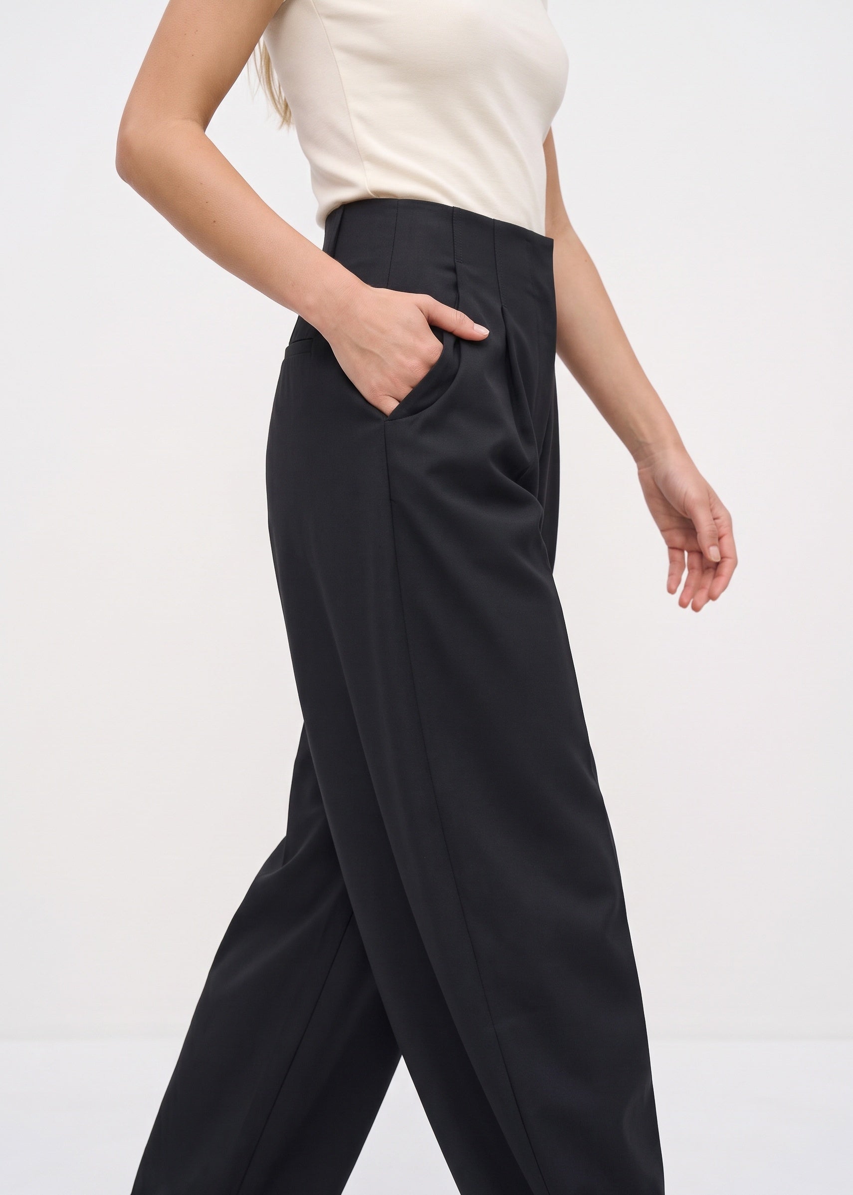 Black pants, front pleat and curved pocket detail